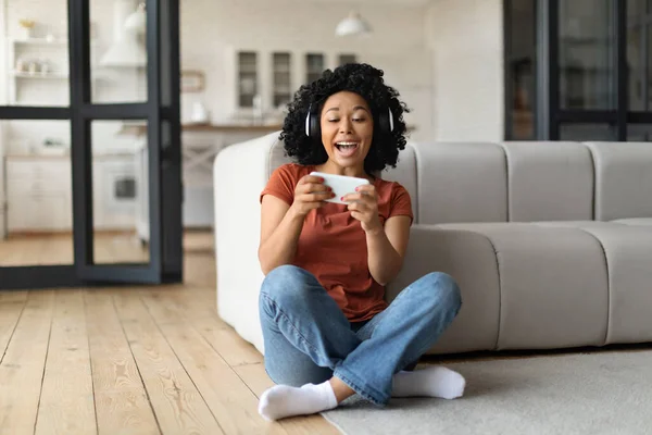 Nadšený Černošky Žena Hraje Videohry Smartphone Doma Šťastný Veselý Afroameričanky — Stock fotografie