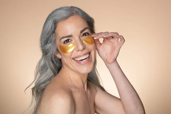 Retrato Feliz Bela Mulher Cabelos Grisalhos Sênior Vestindo Ouro Sob — Fotografia de Stock