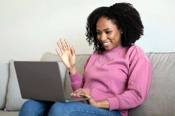 Sorridente Millenaria Afroamericana Riccia Signora Agitando Mano Computer Saluta Salutando — Foto Stock