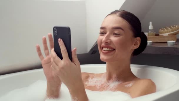 Lugnt Och Stilla Ung Lycklig Kvinna Surfing Sociala Medier Smartphone — Stockvideo