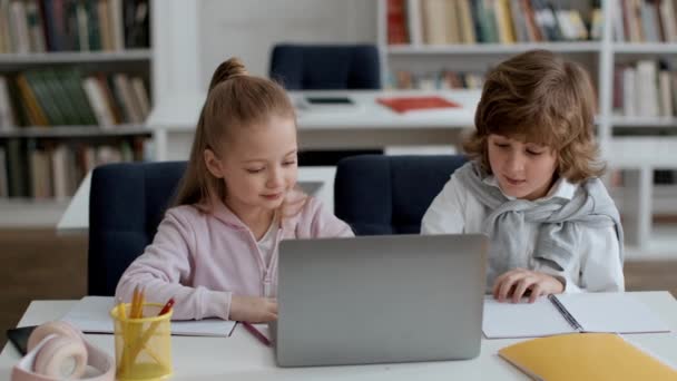 Harte Prüfung Konzentrierte Grundschüler Lösen Prüfungsaufgabe Laptop Junge Und Mädchen — Stockvideo