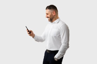 Neşeli, yakışıklı, orta yaşlı, cep telefonlu bir girişimci. İnternette çalışıyor ya da müşteriyle sohbet ediyor ve gülümsüyor.