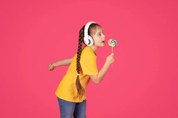 Schattig Klein Meisje Draadloze Hoofdtelefoon Zingen Met Lollipop Handen Vrolijke — Stockfoto