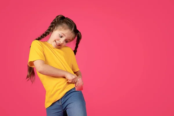 Веселая Девочка Подросток Положить Кредитную Карту Карман Стоя Изолированы Розовом — стоковое фото