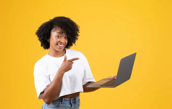 Boldog Millenniumi Afro Amerikai Göndör Fehér Pólóban Ujjal Mutogatva Laptopra — Stock Fotó