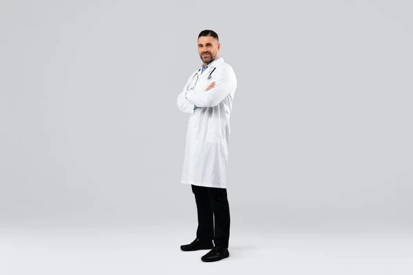 Glada Medelålders Man Läkare Poserar Med Vikta Armar Tittar Kameran — Stockfoto