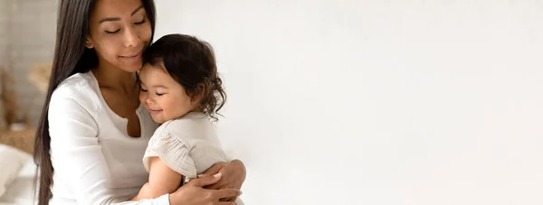 Madres Amor Coreana Mami Tiernamente Sosteniendo Abrazando Hija Casa Posando —  Fotos de Stock