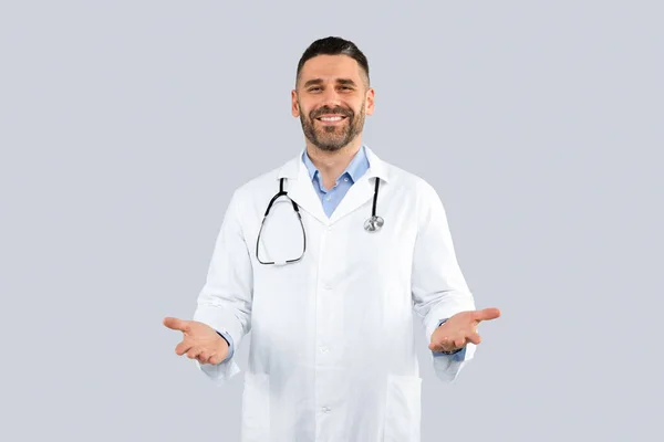 Porträtt Glad Snygg Medelålders Europeisk Läkare Arbetskläder Med Stetoskop Halsen — Stockfoto