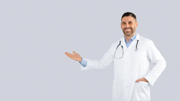 Salud Oferta Médica Sonriente Guapo Hombre Mediana Edad Médico Ropa —  Fotos de Stock