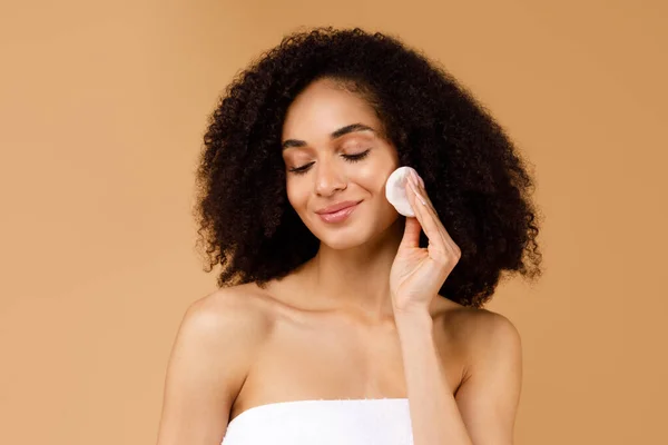Happy Young Black Curly Lady Cleaning Skin Cotton Pad Enjoy — Stock Photo, Image