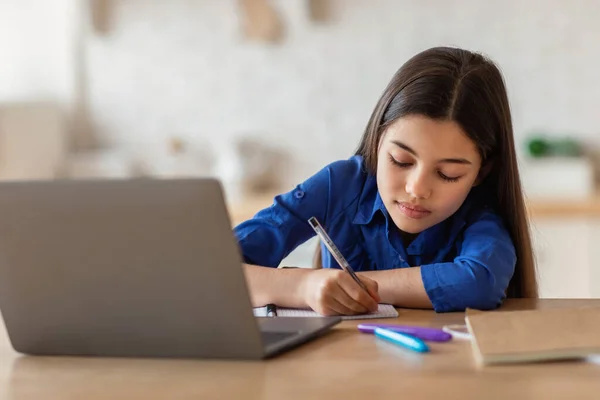 Online Schooling Estudante Tomando Notas Escrita Livro Texto Perto Laptop — Fotografia de Stock