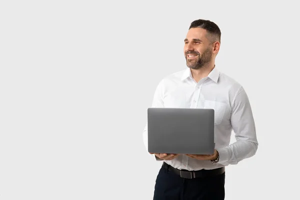 Feliz Homem Negócios Meia Idade Caucasiano Segurando Computador Portátil Olhando — Fotografia de Stock