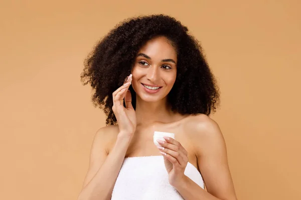 Happy Black Curly Lady Perfect Skin Holding Jar Applying Cream — Stock Photo, Image