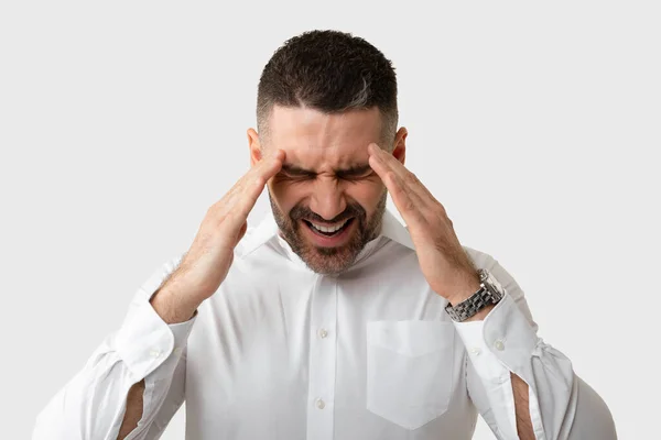 焦虑的中年商人的画像 有头痛和揉搓的太阳穴 患有偏头痛 站在浅灰工作室的背景上 — 图库照片
