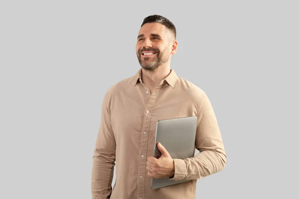 Empresário Meia Idade Feliz Com Laptop Olhar Lado Sorrindo Posando — Fotografia de Stock