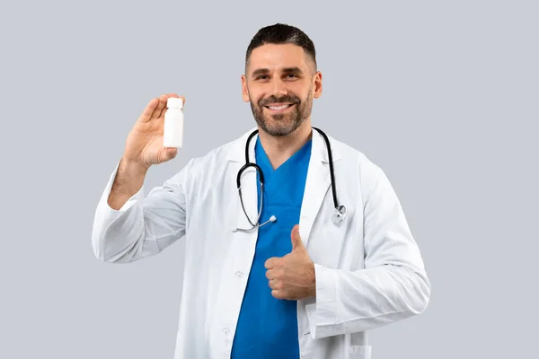Lekarz Doradzi Szczęśliwy Mężczyzna Średnim Wieku Terapeuta Białym Płaszczu Pokazując — Zdjęcie stockowe