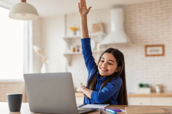 Learning Succes Vrolijke School Meisje Leren Online Laptop Hand Opsteken — Stockfoto