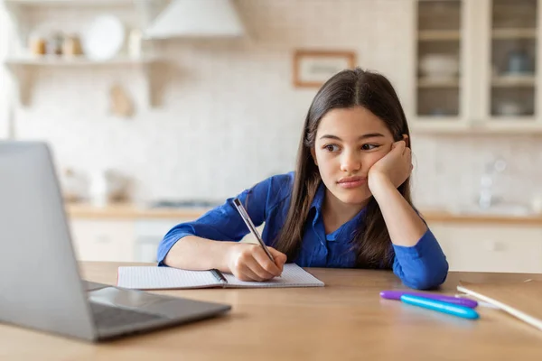 Lição Aborrecida Online Estudante Cansado Tomando Notas Olhando Para Laptop — Fotografia de Stock