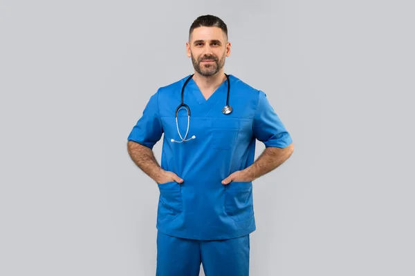 Pracownik Medyczny Portret Pewnego Siebie Lekarza Średnim Wieku Niebieskim Mundurze — Zdjęcie stockowe