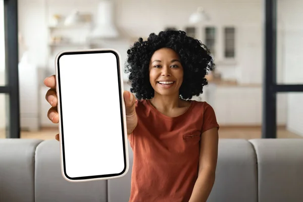 Mobil Reklam Evdeki Koltukta Otururken Kamerada Büyük Boş Akıllı Telefonu — Stok fotoğraf