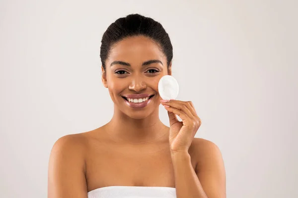행복하게 미소짓기 아름다운 여성이면 패드를 사용하여 수건으로 감싸고 피부에 토너로 — 스톡 사진