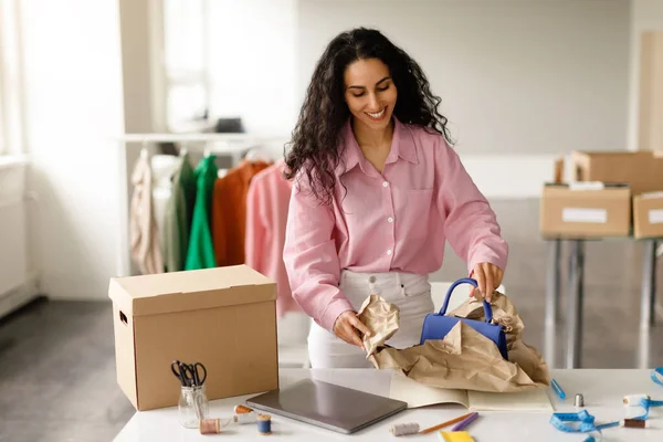 비즈니스 Happy Clothing Store Assistant Woman Packing Bag Box Preparing — 스톡 사진