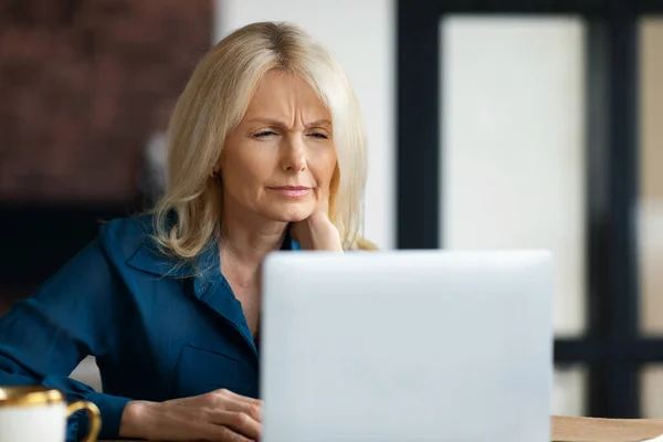 Mature Businesswoman Working Laptop Looking Screen Squinting Having Problems Poor — Stock Photo, Image