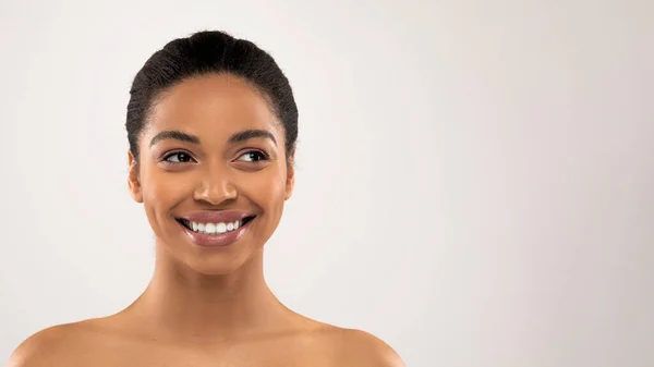 Yüz Estetiği Neşeli Olumlu Çekici Bin Yıllık Afro Amerikan Kadın — Stok fotoğraf