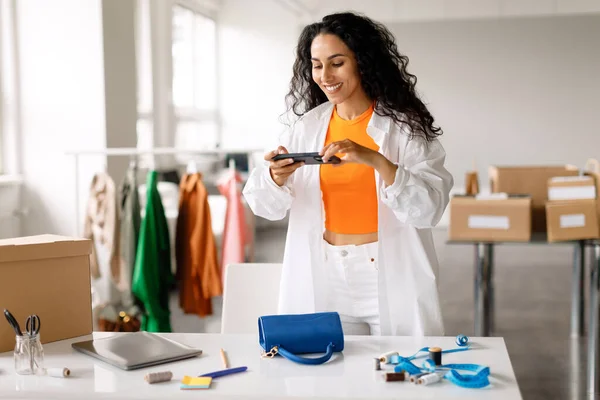 Negócios Online Sorrindo Designer Mulher Tirando Foto Saco Telefone Loja — Fotografia de Stock