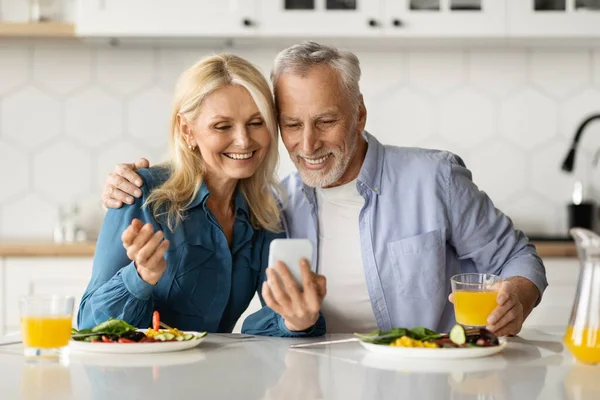 Portrait Von Glücklichen Senioren Ehepartner Mit Smartphone Während Des Frühstücks — Stockfoto