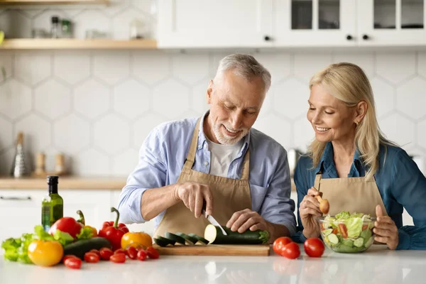 Mutfakta Birlikte Yemek Pişiren Mutlu Yaşlı Eşlerin Portresi Evde Sağlıklı — Stok fotoğraf