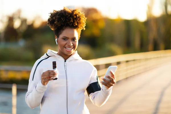 Calorie Counter App Smiling Black Woman Using Smartphone Eating Protein — Stock Photo, Image