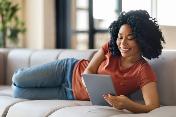 Geweldige App Gelukkig Zwart Vrouw Met Digitale Tablet Liggend Bank — Stockfoto
