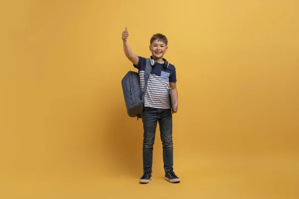 Netter Gutaussehender Schuljunge Lässigem Stylischem Outfit Mit Rucksack Und Laptop — Stockfoto