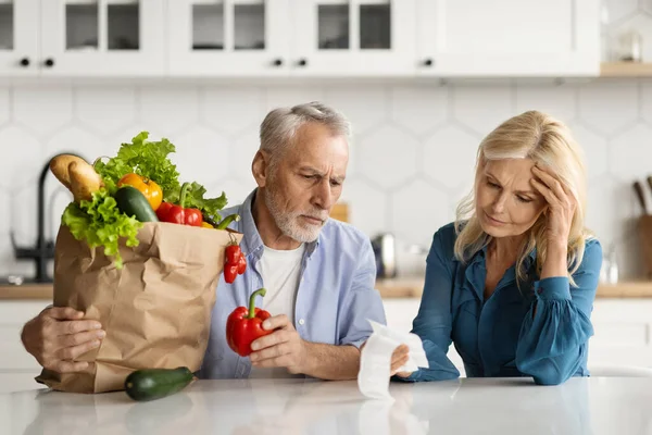 Frustrierte Ältere Ehepartner Der Küche Die Nach Dem Einkauf Lebensmittelgeschäft — Stockfoto