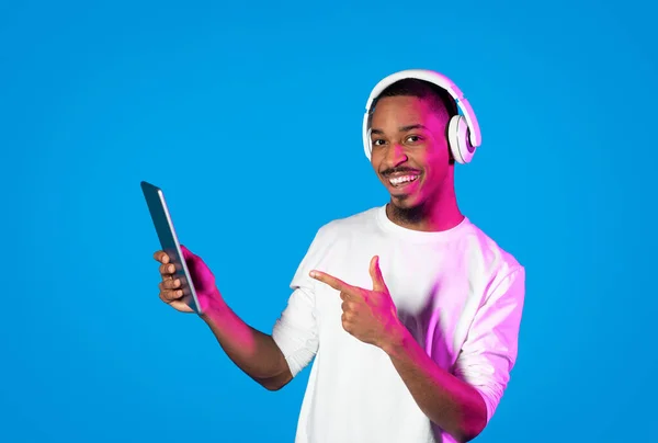 Yakışıklı Sakallı Beyaz Tişörtlü Dijital Tableti Işaret Eden Gülümseyen Kablosuz — Stok fotoğraf