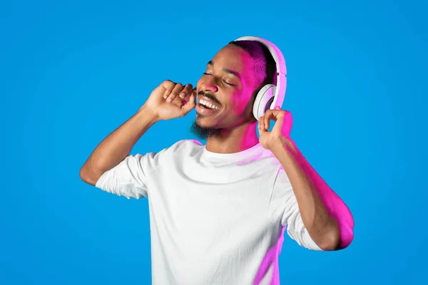행복하고 잘생긴 수염을 셔츠를 아프리카 미국인 젊은이가 조명의 스튜디오 배경에 — 스톡 사진