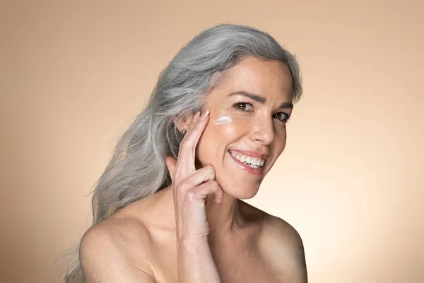 Beauty Day Concept Happy Grey Haired Senior Woman Applying Cream — Stock Photo, Image