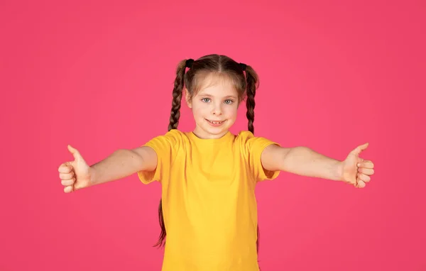 Sourire Mignon Preteen Girl Gesturing Pouces Vers Haut Caméra Positif — Photo