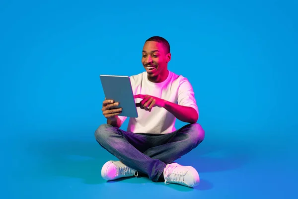 Alegre Jovem Negro Feliz Casual Usando Tablet Digital Moderno Sorrindo — Fotografia de Stock