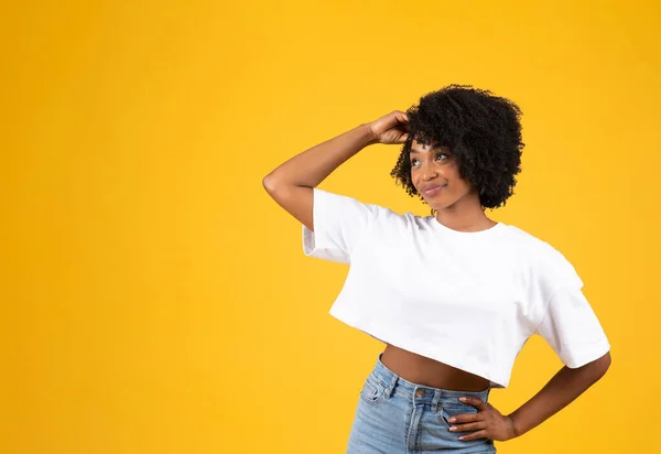 Nachdenklich Lächelnde Afrikanisch Amerikanische Lockenkopf Frau Weißem Shirt Die Sich — Stockfoto