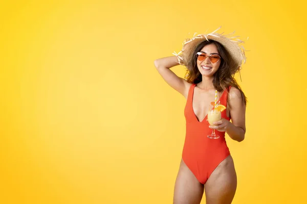 Feliz Millennial Mujer Raza Mixta Traje Baño Sombrero Con Cóctel — Foto de Stock
