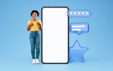 Müşteri seçimi. Mavi Stüdyo Arkaplanı Üzerinde Mobil Uygulamayı Onaylayan Büyük Telefon Hareketli Neşeli Siyah Kadın. İletiler ve Beş Yıldızlı Sınıflandırma Simgeleriyle Kolaj