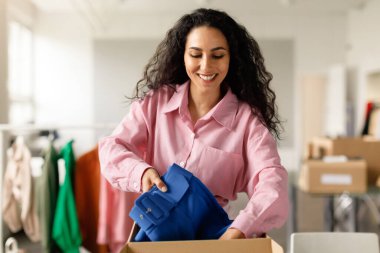 Butik Sahibi Başarı. Bayan Satış Asistanı Moda Mağazası Alıcısı İçin Moda Giysileri Hazırlıyor. Moda Mağazası, Küçük Perakende Şirketi