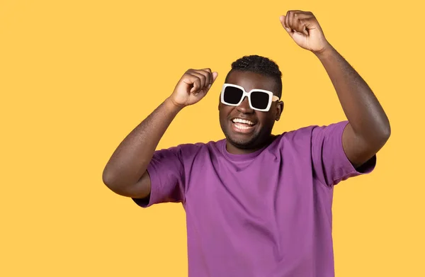 积极的夏季氛围 快乐的非洲裔美国人 戴着太阳镜 挥动拳头看着黄色背景的相机 宽大处理的家伙广告假期提供和庆祝好消息 — 图库照片