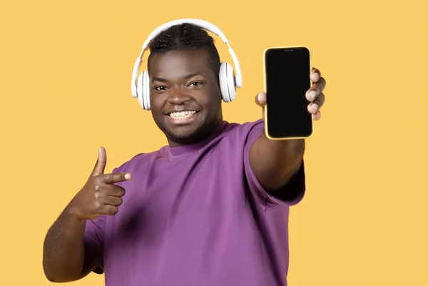 Gadgets Música Homem Negro Alegre Usando Fones Ouvido Mostrando Smartphone — Fotografia de Stock