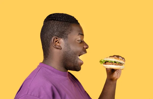 Comida Plástico Perfil Retrato Homem Preto Faminto Comendo Hambúrguer Saboroso — Fotografia de Stock