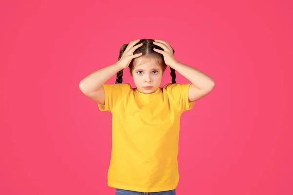 Cute Little Girl Having Some Troubles Touching Her Head Shock — Stock Photo, Image