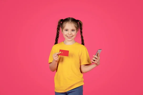Online Winkelen Lachend Schattig Meisje Met Smartphone Credit Card Vrolijk — Stockfoto