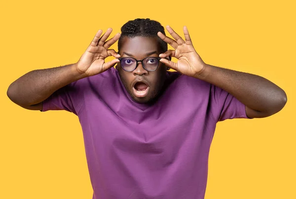 Brillenwerbung Überraschter Schwarzer Junger Mann Mit Brille Blickt Durch Eine — Stockfoto